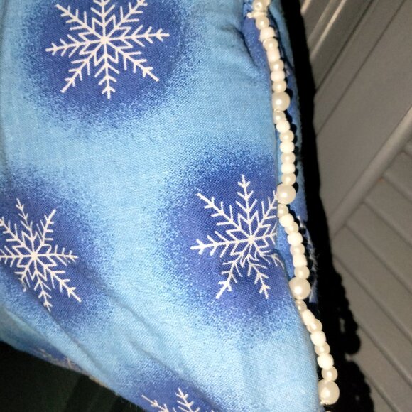 New Snowflake Print / Faux Pearl Beaded Pillow (A) - Picture 3 of 4